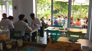 Blick auf die Terrasse Cafe Bar GRUENEN Mittagstisch in Stuttgart-Nord